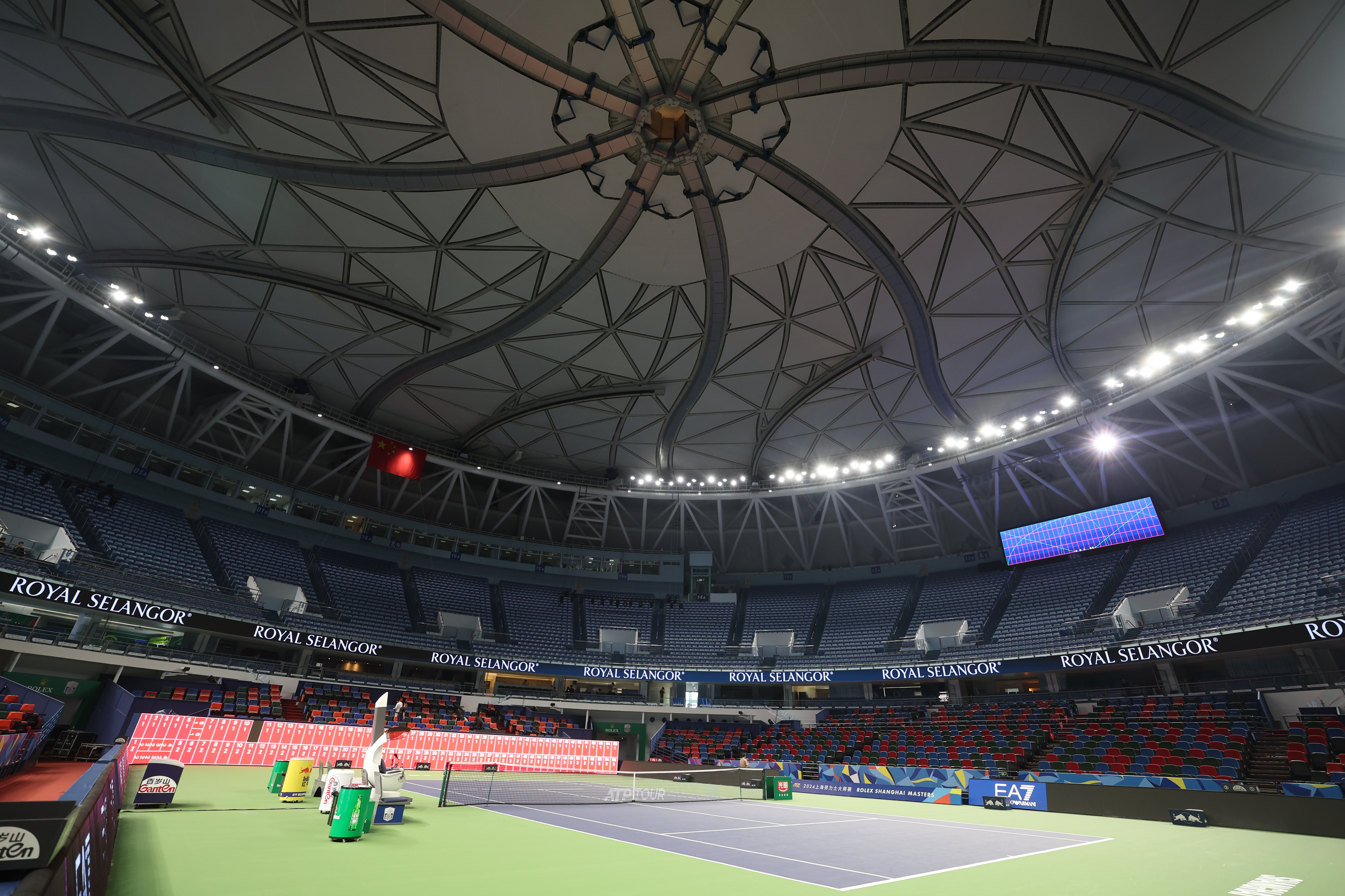 J9九游会体育电竞 - 费德勒回归赛场，比分优势明显首场状态亮眼，雄鹿观众沸腾！